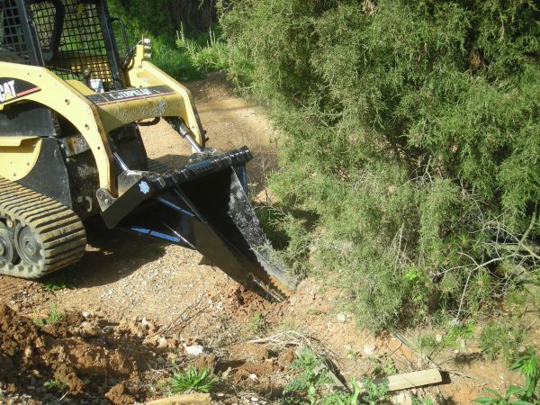 Buckets-Stump-Severe-Duty-3 Blue Diamond Stump Bucket on a Cat track loader