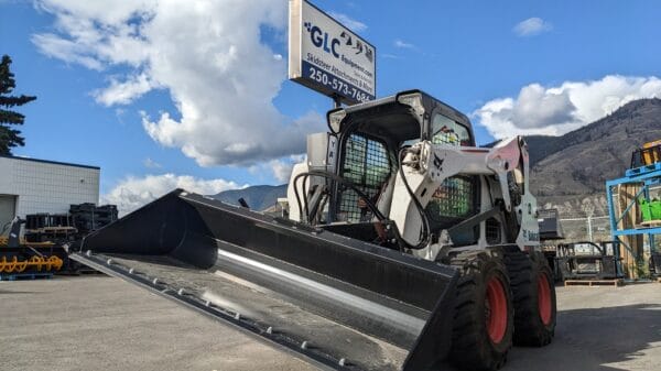 Tilt Plate 2 tilt plate with bucket mounted on Bobcat